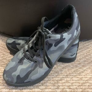 No Bull camo trainers EUC